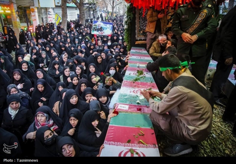 آغاز تشییع پیکر ۳۰۰ شهید گمنام/ ایران بوی بهشت گرفت+فیلم