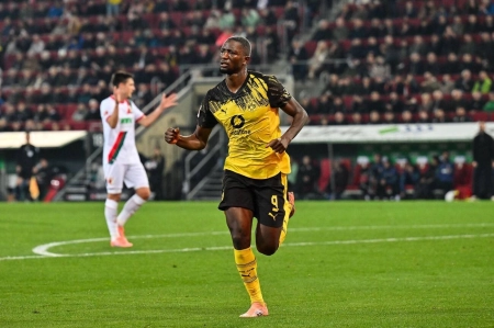 آگزبورگ ۰-۱ دورتموند؛ رقابت بالای جدول همچنان زنده است آگزبورگ ۰-۱ دورتموند؛ رقابت بالای جدول همچنان زنده است