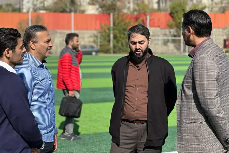 بازدید معاون شهرداری منطقه از نوسازی چمن درفشی‌فر