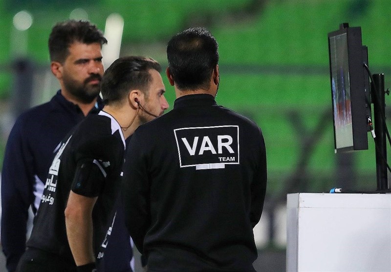برخورد با داور VAR بله؛ برخورد با داور وسط نه! + فیلم