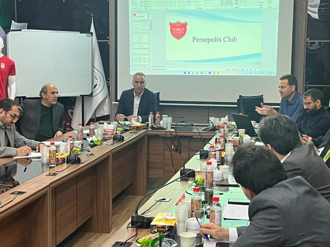 برگزاری نشست کمیته صدور مجوز حرفه‌ای با مدیران پرسپولیس و استقلال