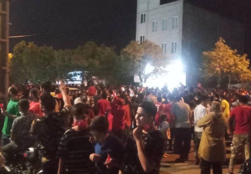 جشن و پایکوبی پرسپولیسی ها مقابل ورزشگاه شهدای شهر قدس/ تشویق ایسلندی یحیی و عکس یادگاری گل محمدی با بانوی معلول+فیلم