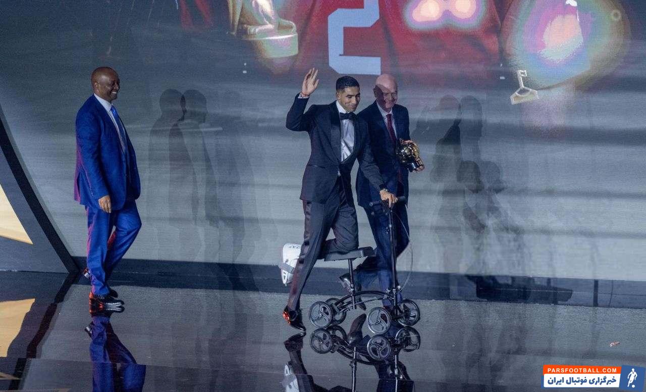 حرکت ارزشمند اشرف حکیمی پس از دریافت جایزه بهترین بازیکن سال آفریقا + عکس