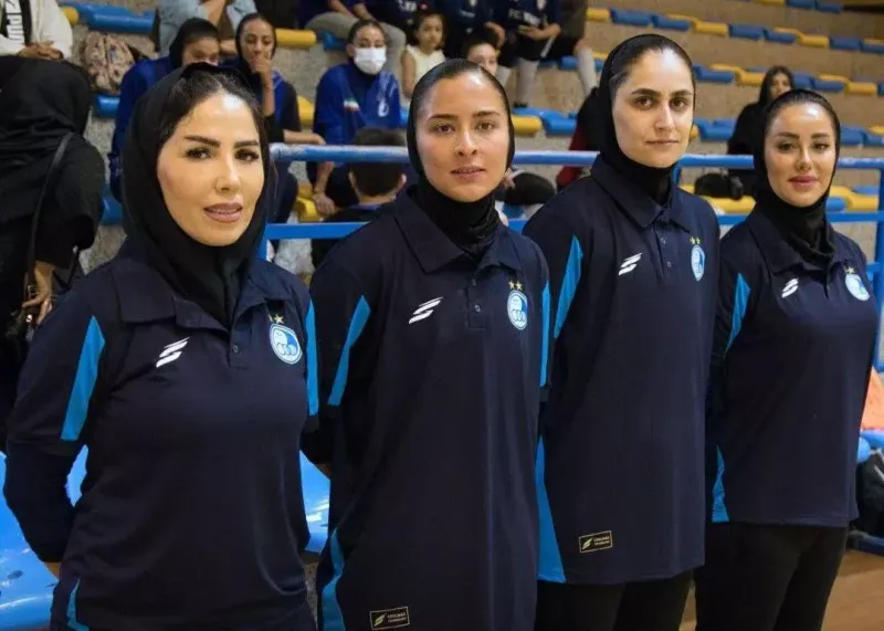 خانم سرمربی معروف ؛ تماشاگر ویژه برد آسیایی استقلال + عکس خانم سرمربی معروف ؛ تماشاگر ویژه برد آسیایی استقلال + عکس