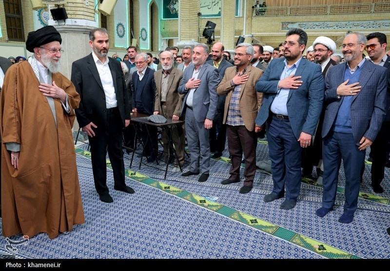 دیدار شاعران و اهالی فرهنگ و ادب فارسی با امام خامنه‌ای