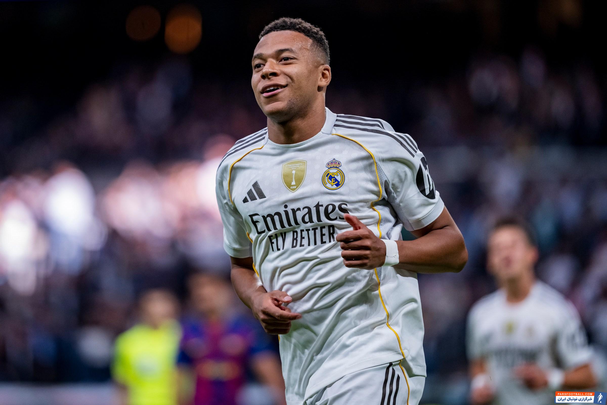 رونمایی ستاره رئال مادرید از کفش طلا + عکس رونمایی ستاره رئال مادرید از کفش طلا + عکس