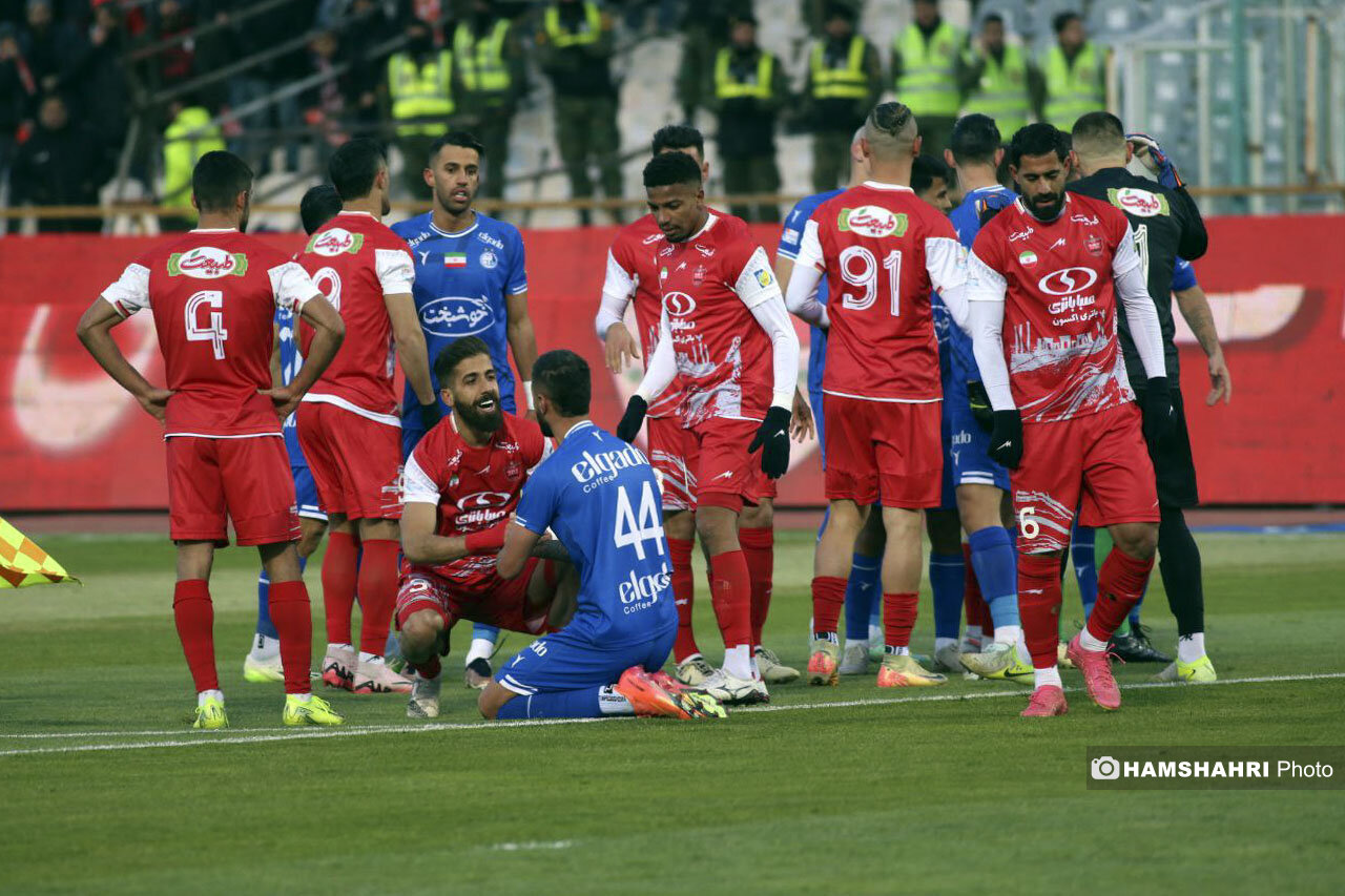 سر استقلال را در دربی بریدند | داوری ۵۰-۵۰‌ها را به نفع پرسپولیس سوت زد