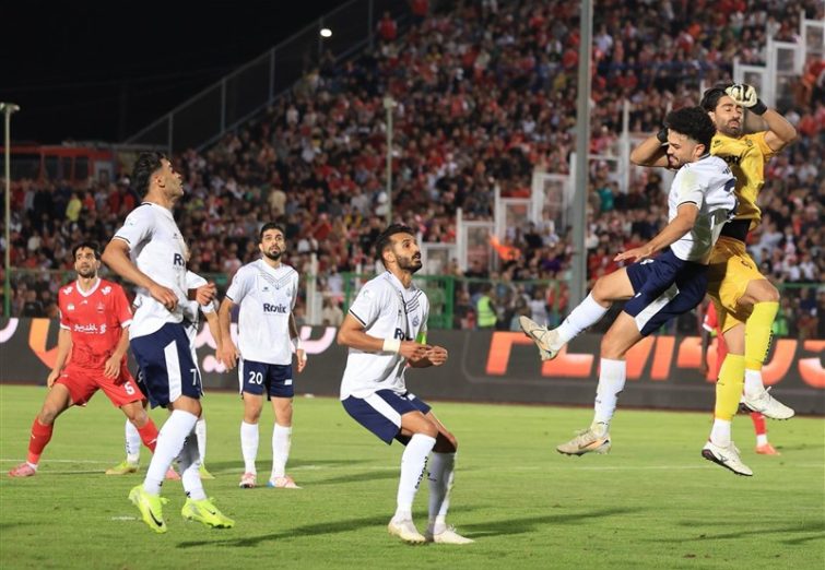 شعار تکراری پرسپولیسی‌ها در این روزها؛ «درویش حیا کن، پرسپولیس رو رها کن»