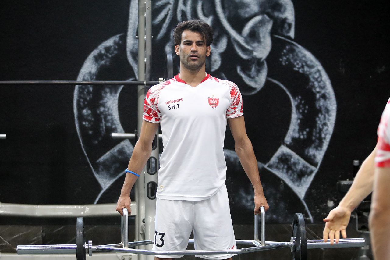 عکس| لباس مهاجم جدا شده بر تن گلزن پرسپولیس