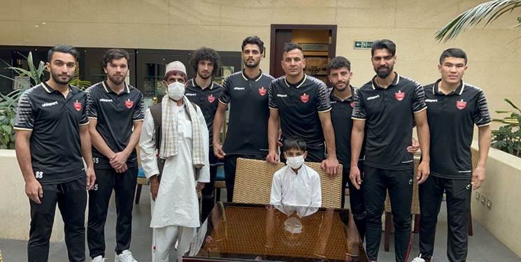 عکس یادگاری پرسپولیسی‌ها با ۲ هوادار وفادار سیستان و بلوچستان+ تصاویر