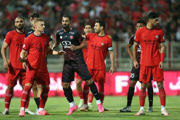 فرار پرسپولیس ۱۰ نفره از شکست در تبریز