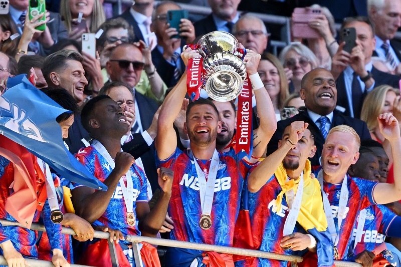 قهرمانی کریستال پالاس در FA CUP | اولین جام معتبر تاریخ کریستال پالاس ۱۲۰ سال پس از تاسیس!