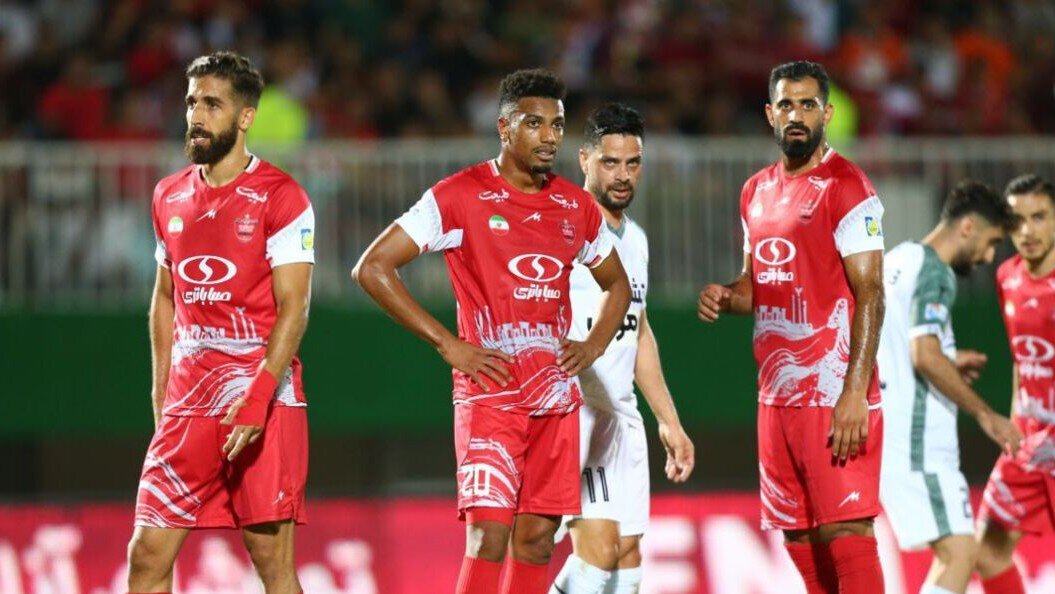 مدافع پرسپولیس چمدان سفر بست
