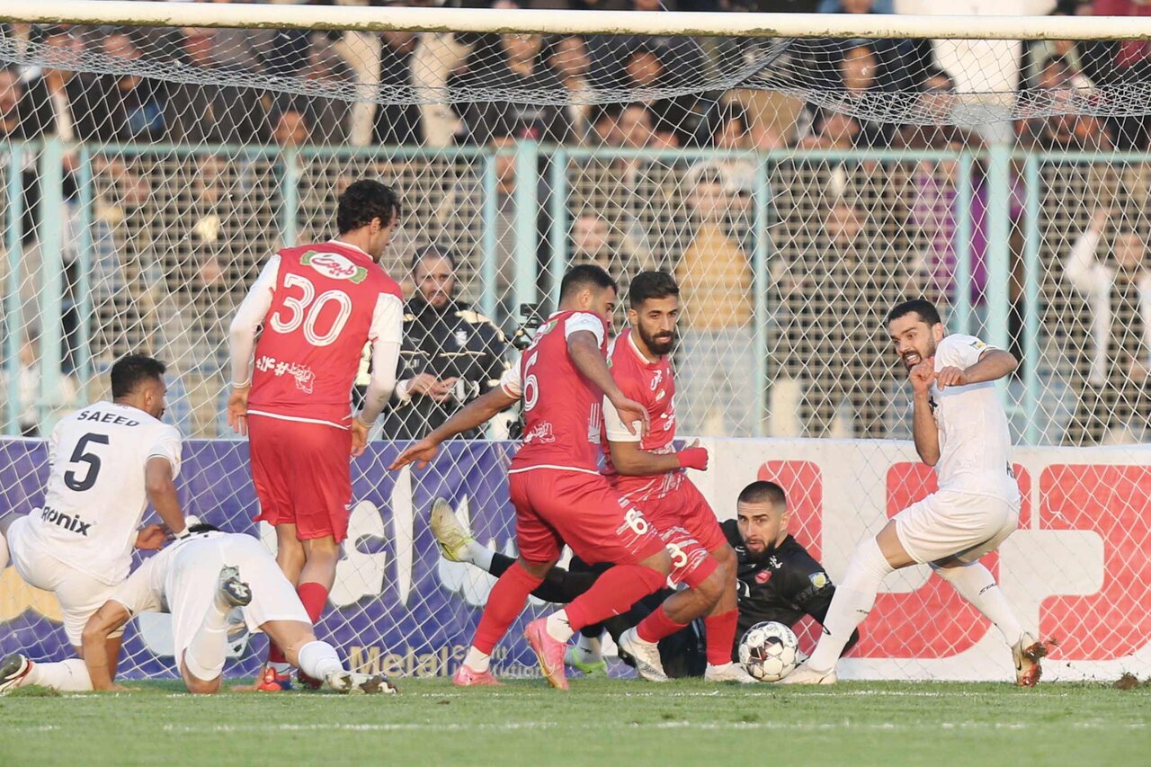 کریم باقری در همین بازی اول پرسپولیس خلع سلاح شد