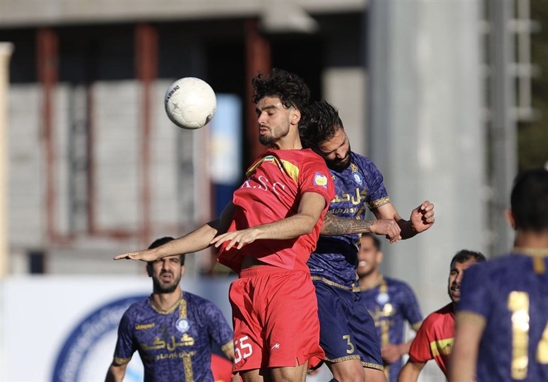 گل گهر با شکست فولاد ۹ نفره حریف پرسپولیس شد